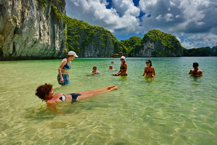 Tắm biển đảo Ba Trái Đào ở Cát Bà